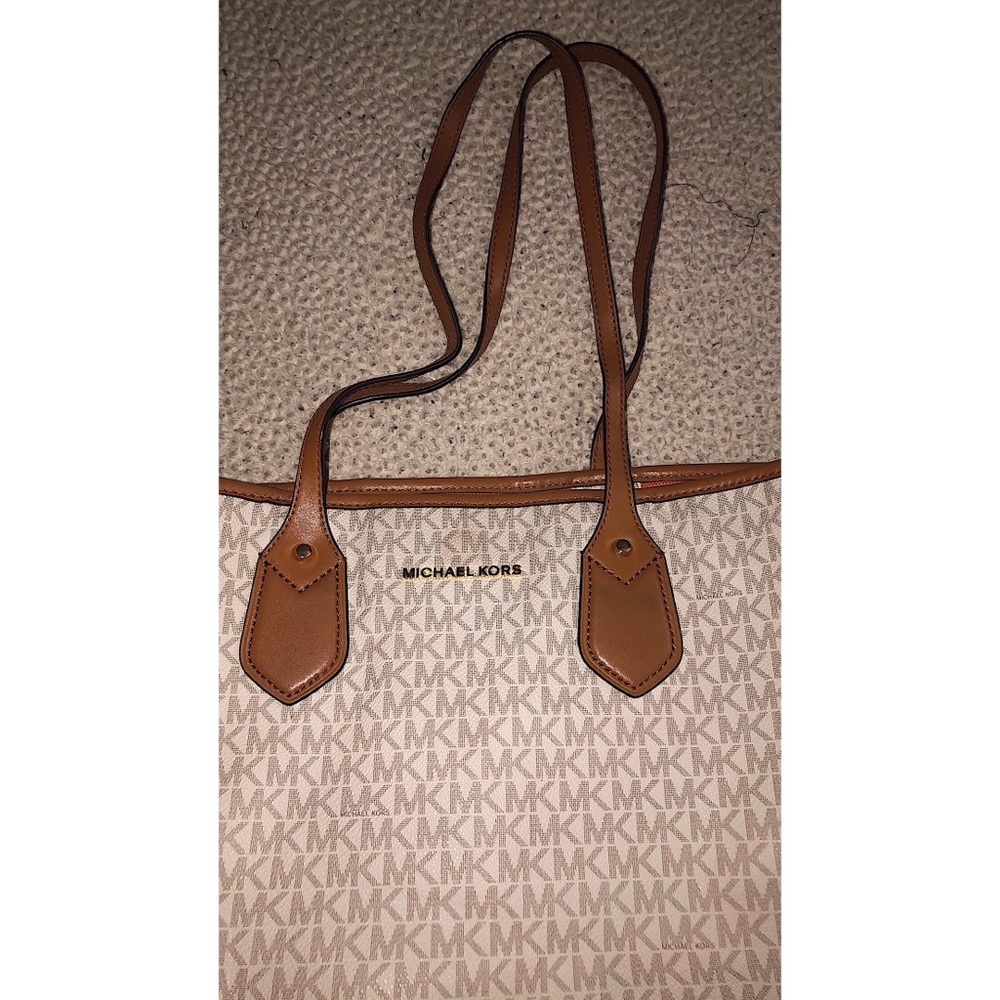 - Michael Kors white shoulder bag 👜